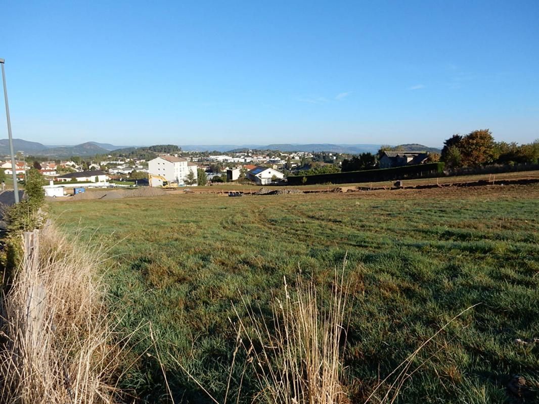 YSSINGEAUX Yssingeaux 43200 parcelle de terrain constructible viabilisé avec vue dégagée à 5 minutes à pied du centre village, proche des écoles, commerces et des commodités, dans un secteur calme 1