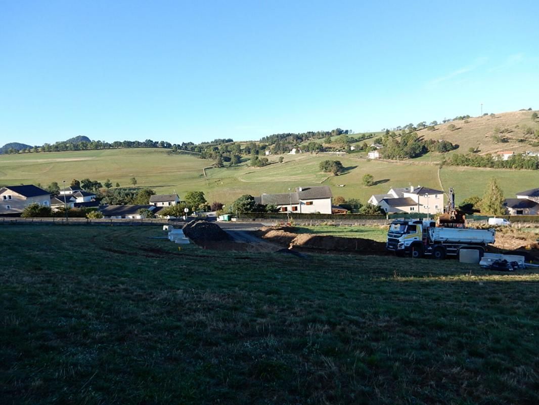 YSSINGEAUX Yssingeaux 43200 parcelle de terrain constructible viabilisé avec vue dégagée à 5 minutes à pied du centre village, proche des écoles, commerces et des commodités, dans un secteur calme 3