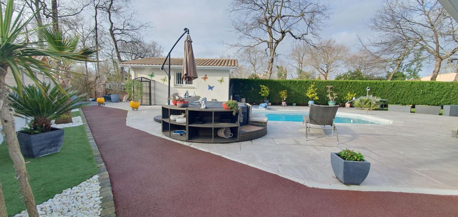 VILLA DE PLAIN-PIED AVEC PISCINE ET JACUZZI