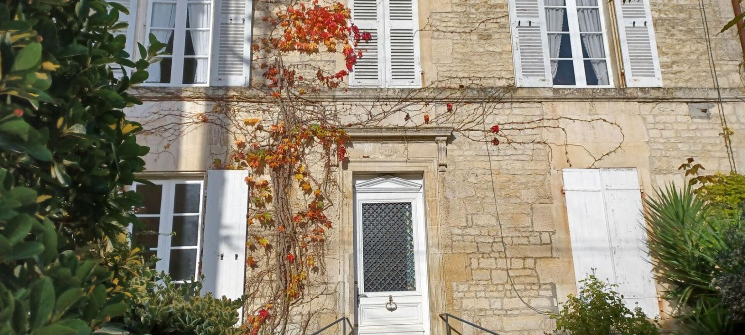 Discrète maison bourgeoise et son jardin en centre ville