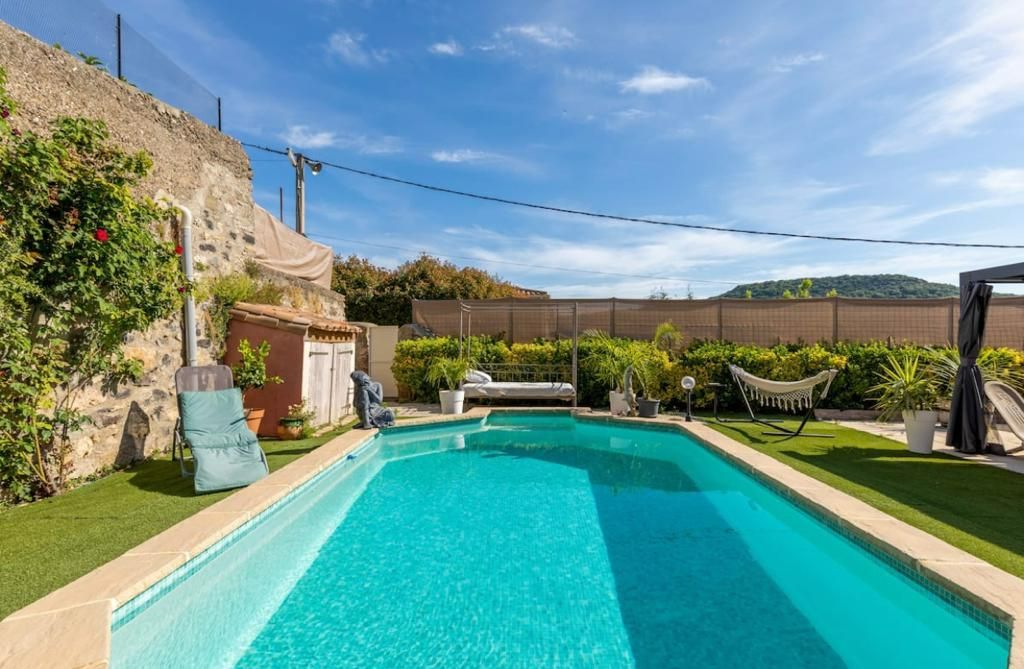 Maison de caractère avec un beau terrain et une piscine