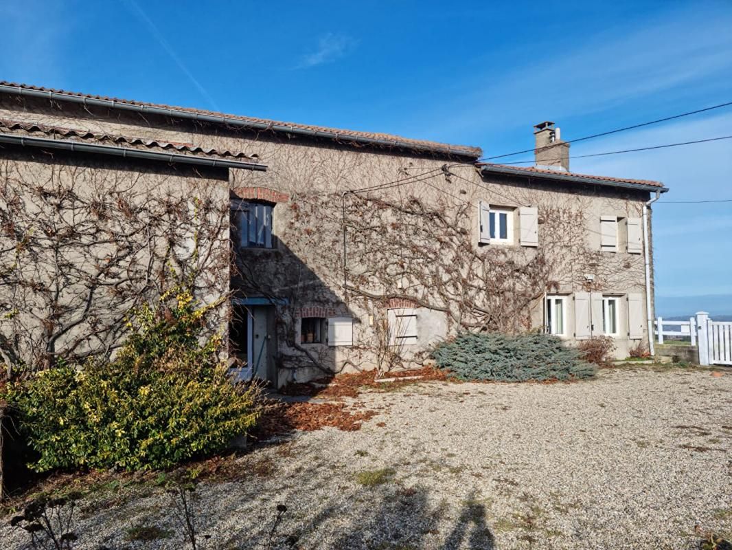 *** EXCLUSIVITE*** Entre Planfoy et St Genest Malifaux 42660  Corps de ferme en pleine nature 119m² habitables, 226m² de dépendances + 5Hectares agricoles