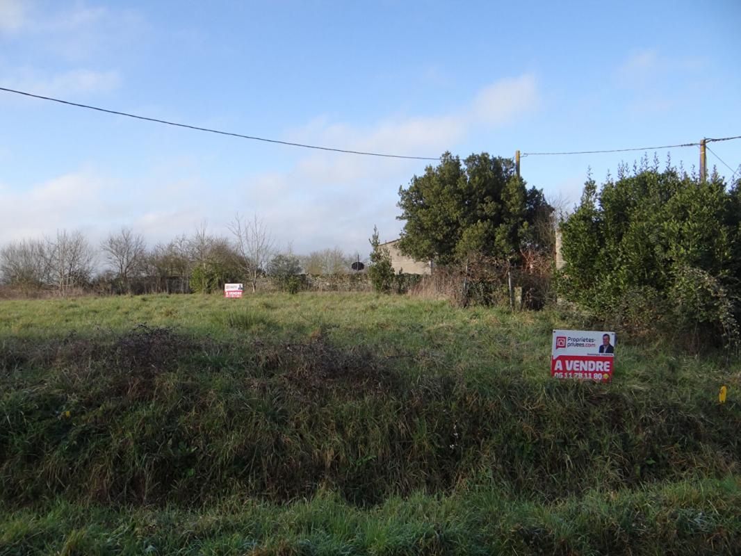 Terrain Saint-Hilaire De Clisson 643 M² avec un puits et un tais à cochons