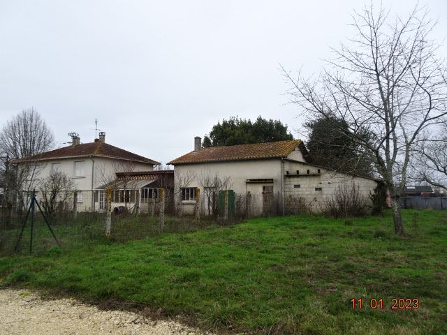 MAISON AVEC DEPENDANCES,  Saint Seurin Sur L Isle