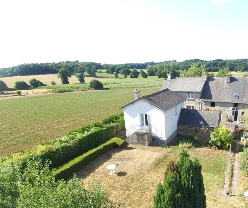 35140 -MEZIERES SUR COUESNON. Ensemble immobilier Maison de bourg avec dépendances