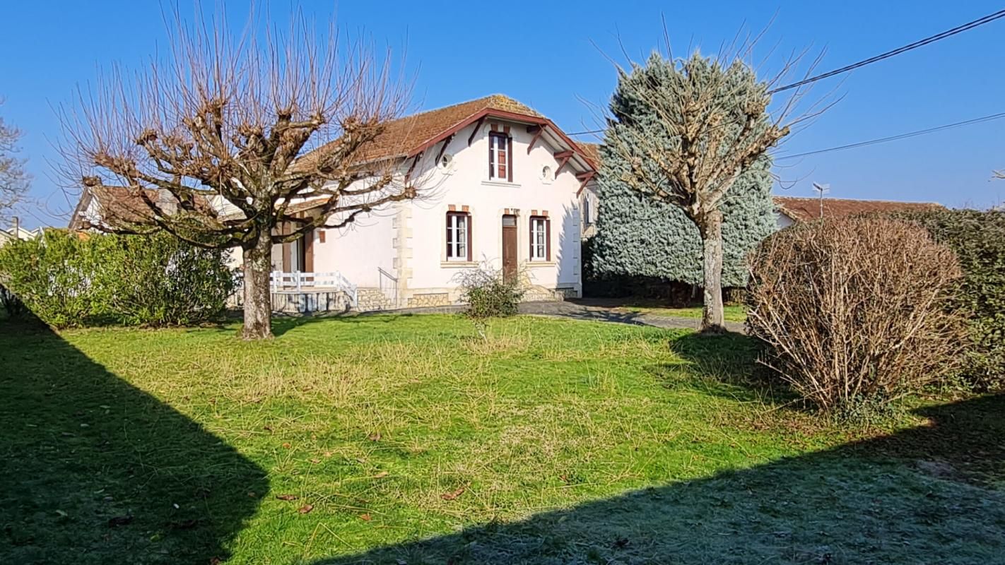 24400 Mussidan Maison en pierres  5 pièces  3 chambres 122 m2 parcelle de 1978 m²