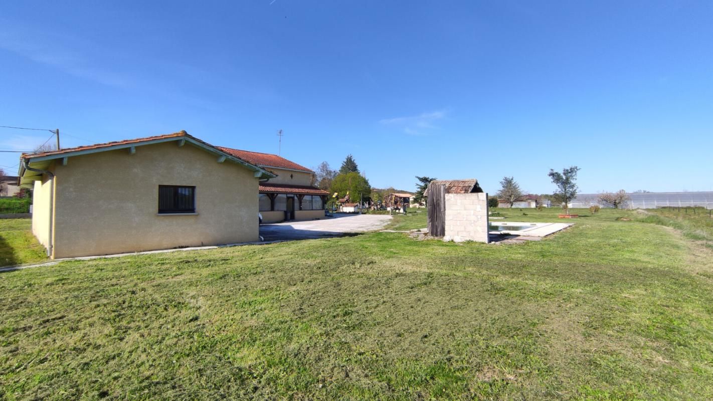 Maison 5 pièces avec piscine et 2 garages sur 3600m²