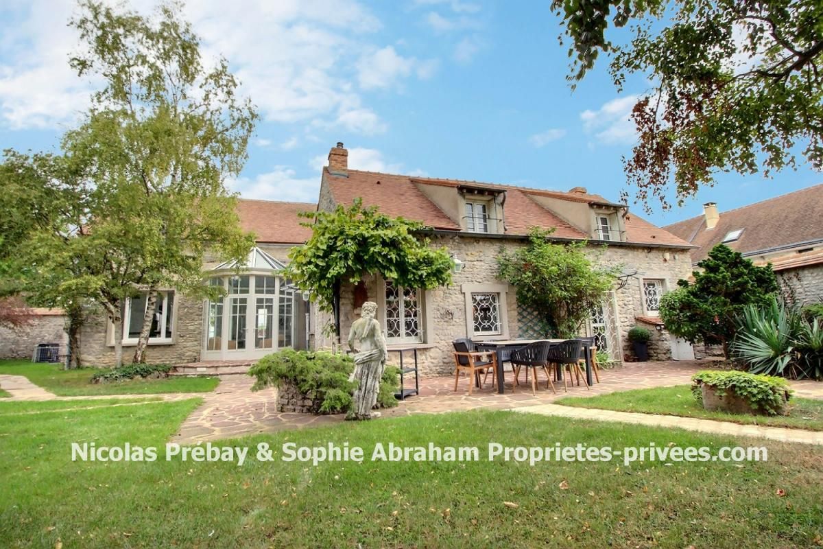 Maison en pierres, 4 chambres, terrain avec piscine