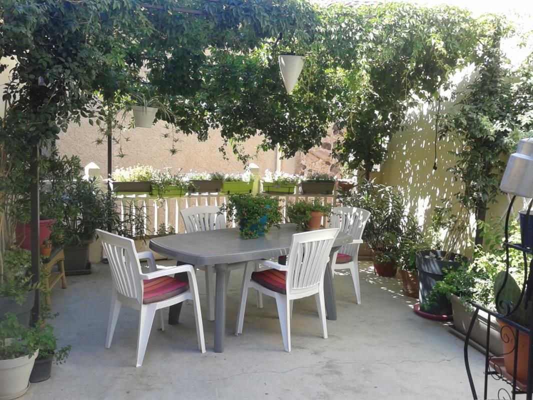 Trés belle maison avec une belle terrasse et un garage