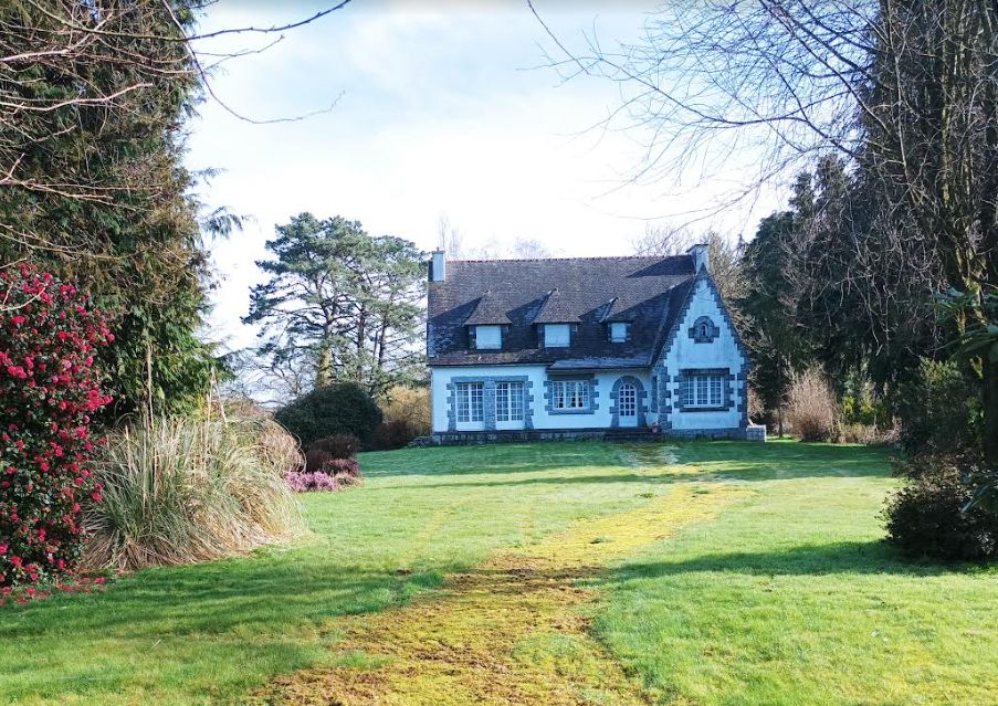 29540 Spézet maison traditionnelle de 176 m² 5 chambres avec 9500 m² de terrain et hangars