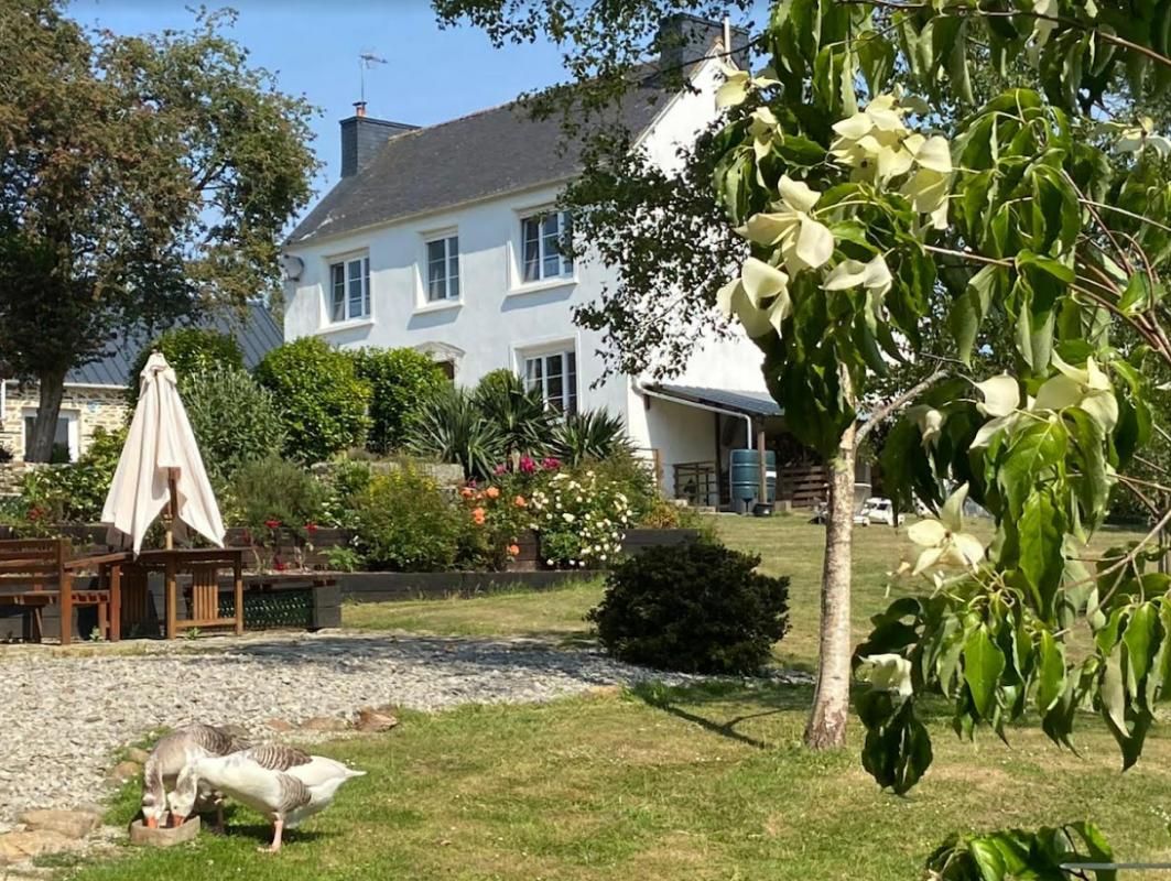 29530 Plonevez du Faou  200 m² 6 chambres et un studio indépendant 2 hectares entretenus