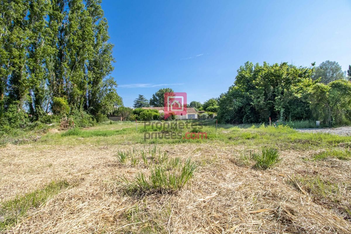 Terrain de 955m2 VIABILISÉ  et LIBRE CONTRCTEUR + source d'eau à Loriol-du-comtat