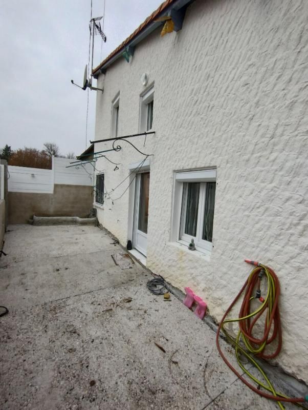 maison 2 chambres , grange dépendances terrain 944m2