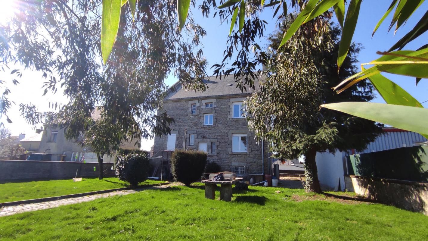 56500 Réguiny  au coeur du bourg à 3 min à pied du supermarché  maison de 1960 d'une surface d'environ 166 m² sur une parcelle de 871 m² comprenant 6 chambres, un sous-sol, un cabanon, Prix 249 576 euros HAI