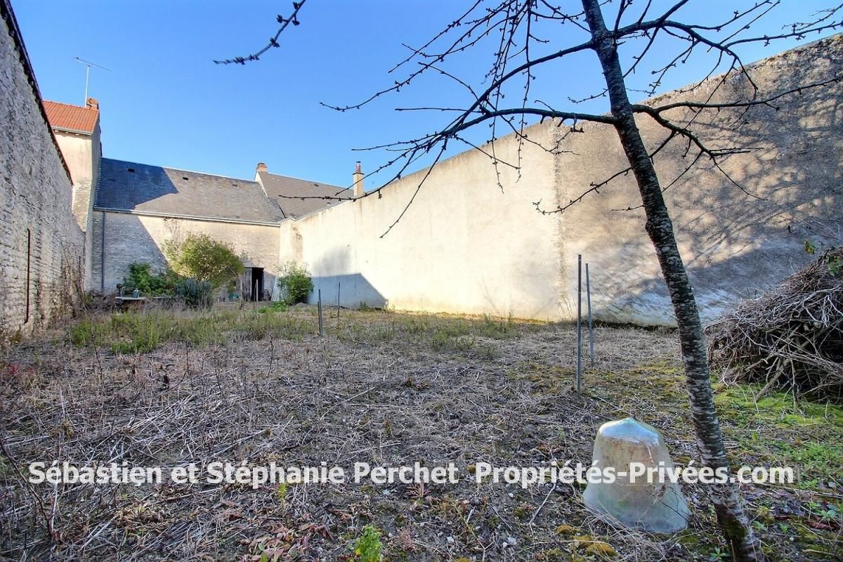 Grange de 67 m2 sur un terrain de 454 m2 clos de murs