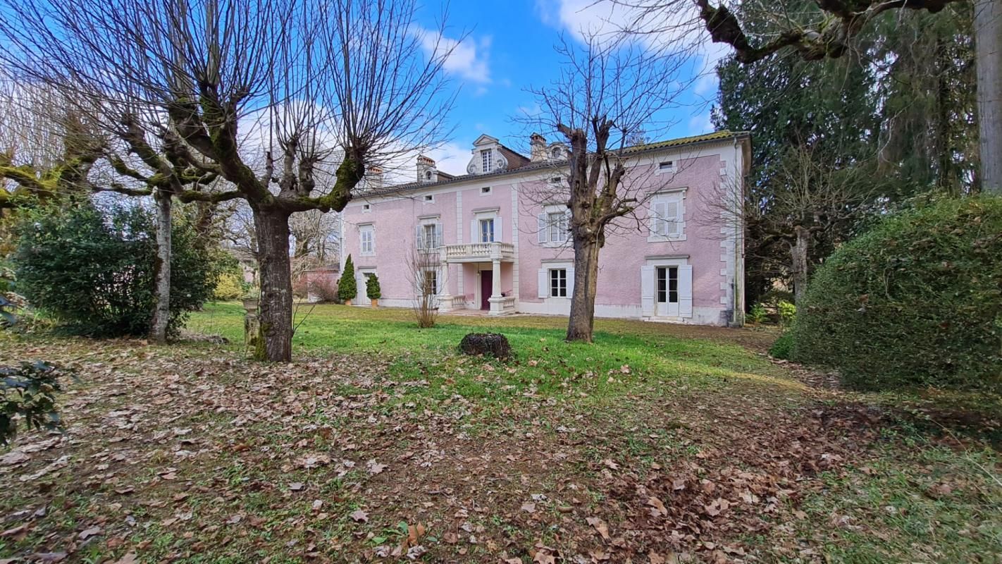 propriété maison de maître dépendances parc sur parcelle de 23058m²
