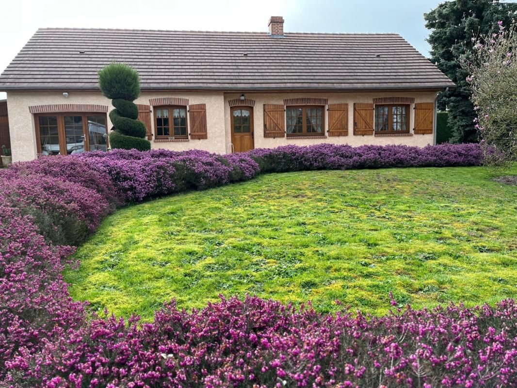 Proche de Gournay en Bray DEUX MAISONS DE PLAIN PIED ET APPARTEMENT SUR 8000M2