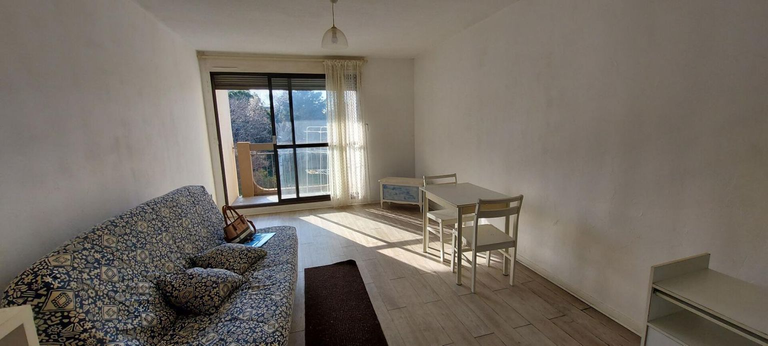 30. GARD. NIMES. Studio 27 m² très lumineux