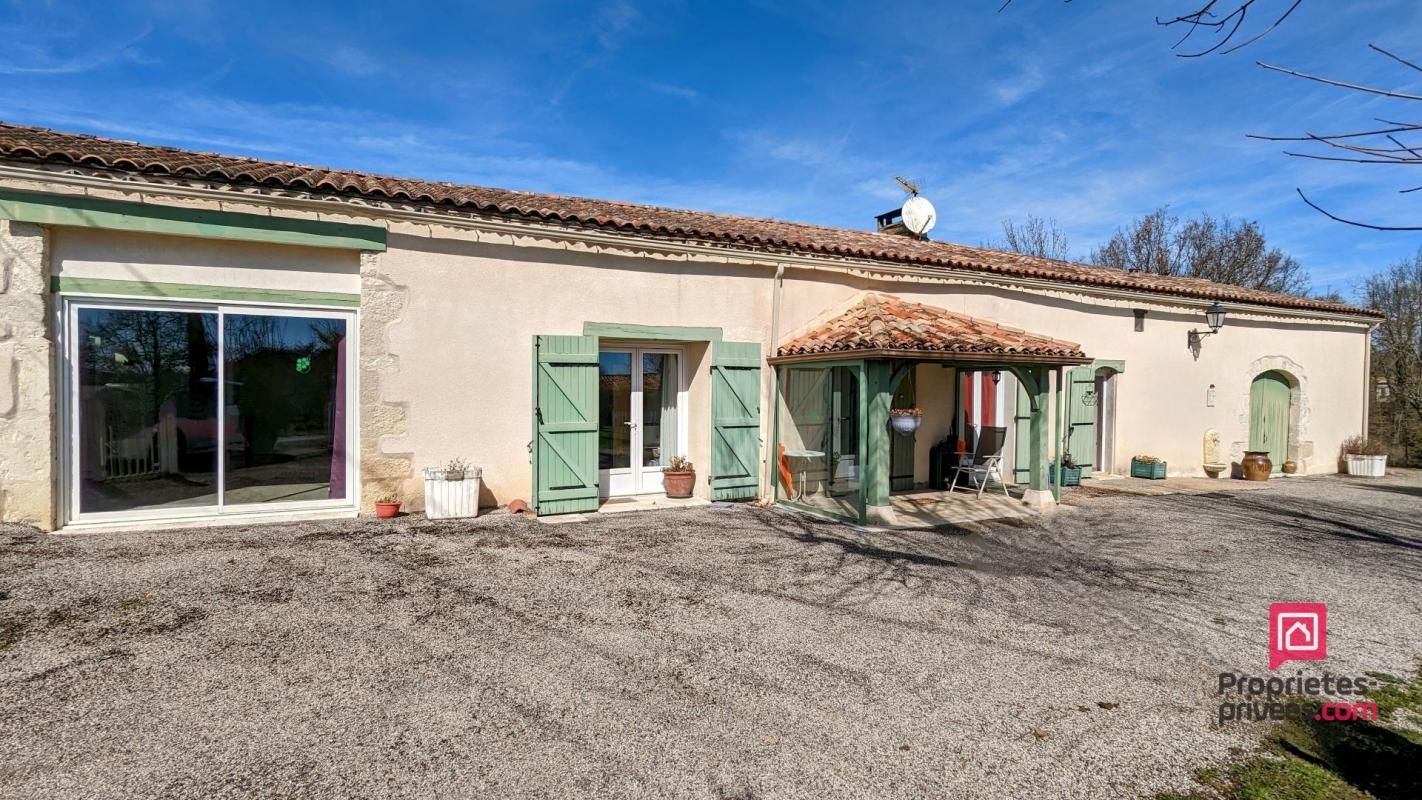 Magnifique propriété en pierre de plain-pied avec gîte et piscine