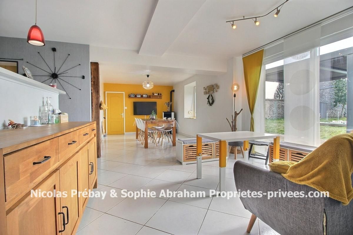 Maison en pierres de 6 pièces avec garages, dépendance, studio, piscine et terrain clos