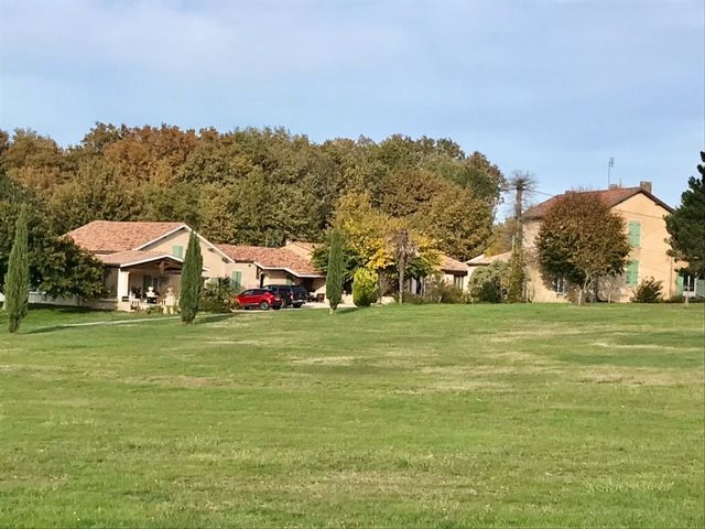 33220 Ensemble immobilier 463 m2+ 6hect+ dépendances et piscine
