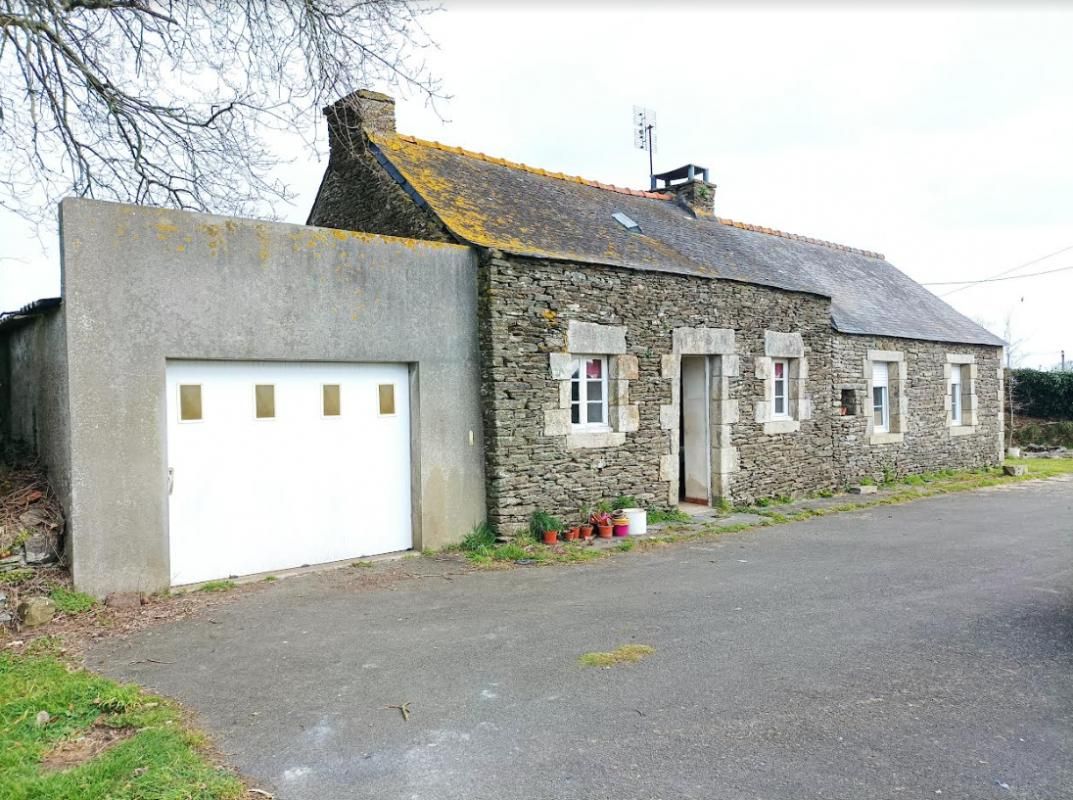 29520 Châteauneuf du Faou  longère à restaurer au calme sans vis à vis 2 chambres garage