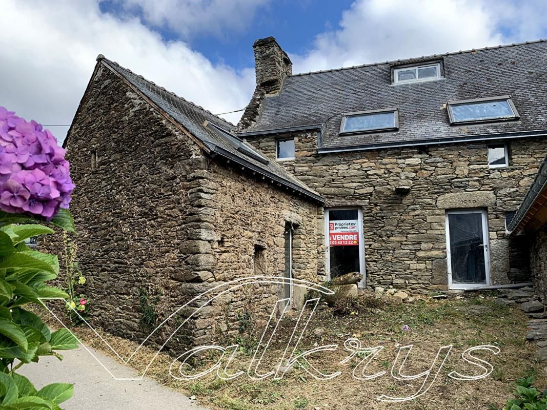 Pentys jumelés en pierres du 17e siècle au coeur d'un village côtier du finistère sud