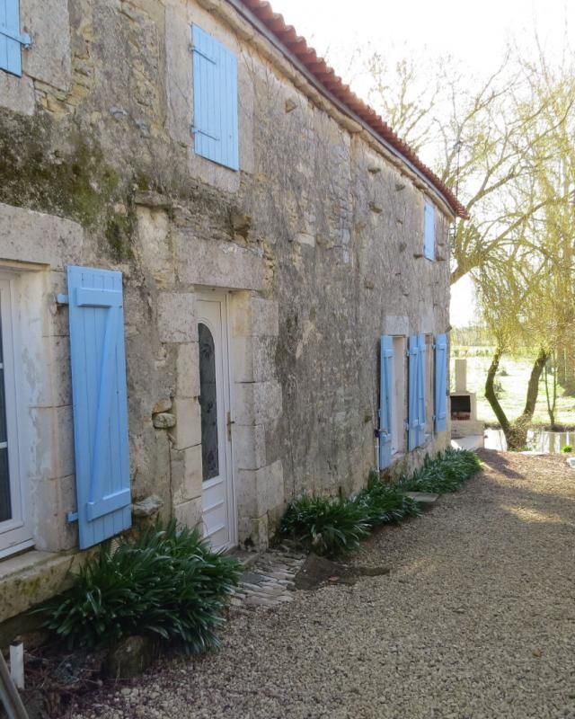 Maison ancienne restaurée en bordure de marais