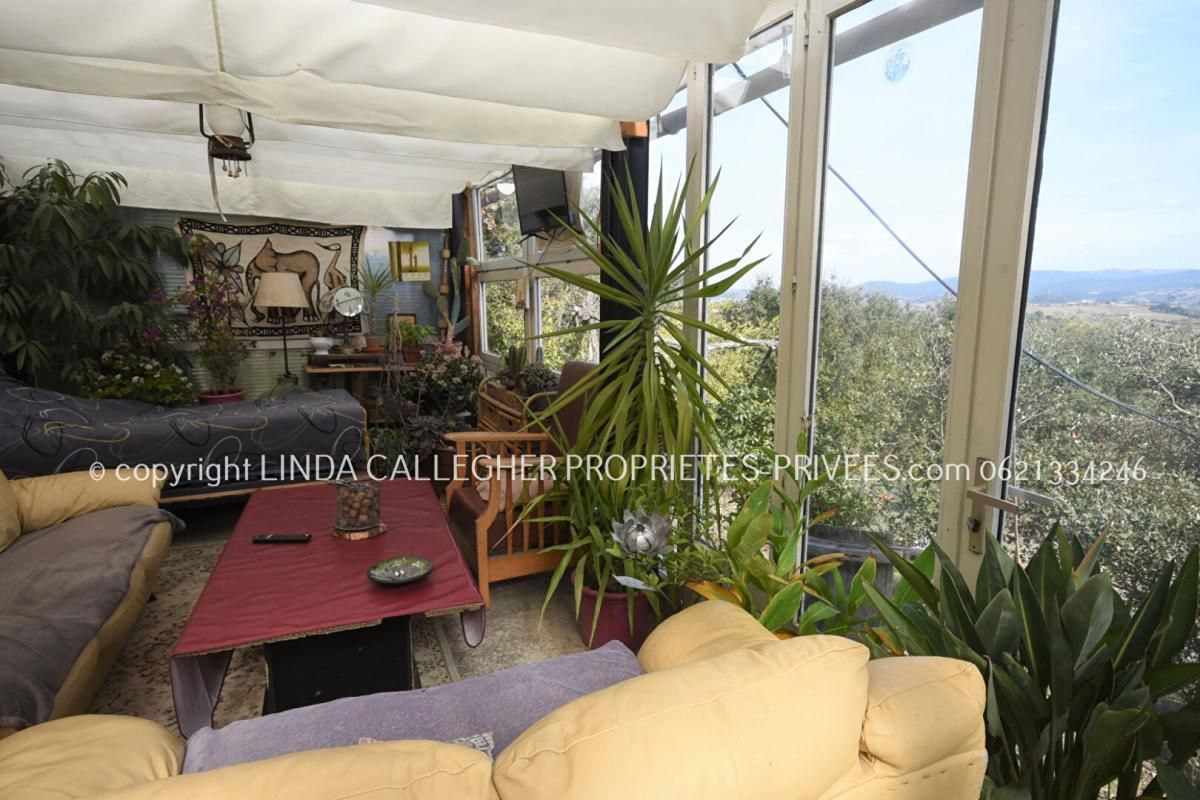 Propriété de 80m2 véranda , panneaux et VUE imprenable