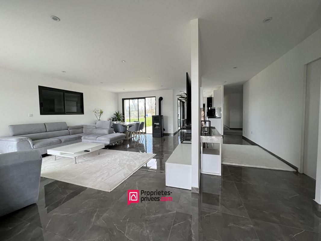 Maison Rouge 6 pièce(s) 140 m2, 4 Chambres, terrain 1122m²