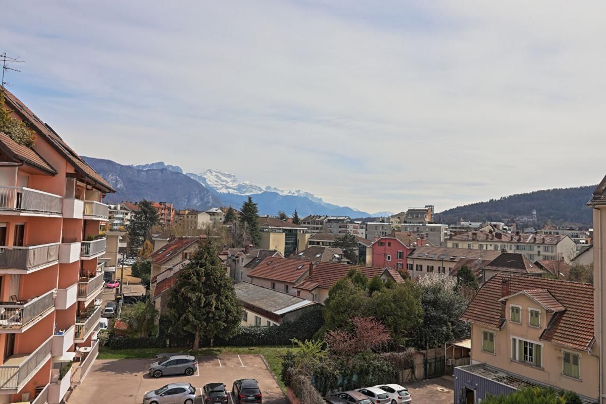 Centre ville d'Annecy T4 de 67 m² avec grand garage et cave