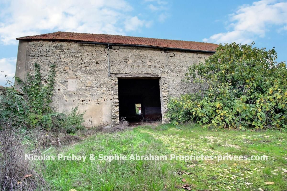 Granges agricoles et grand terrain clos