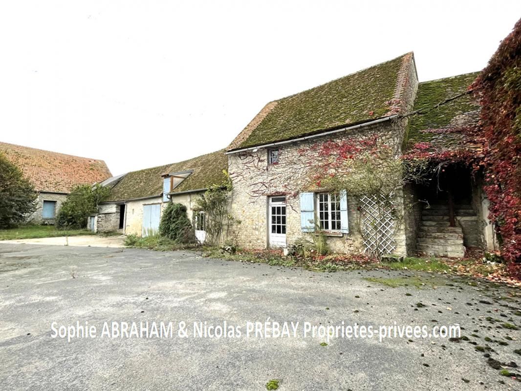 Maison à rénover avec dépendances, garage et terrain