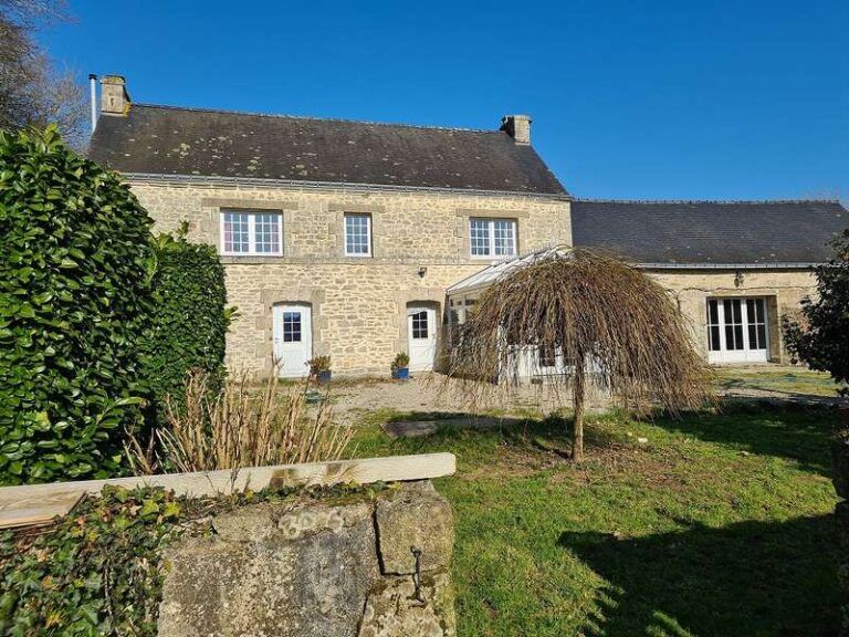 splendide propriété sur terrain de 3598 m2 de terrain à 10 minutes de commodités