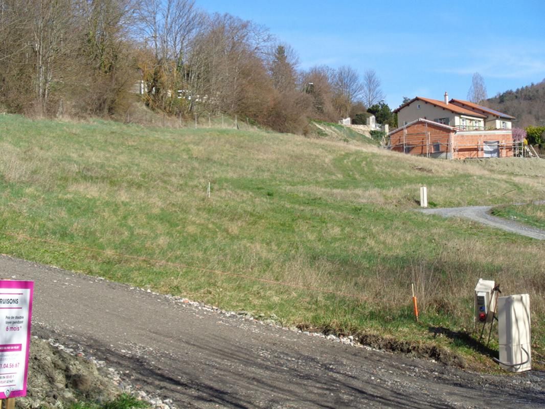 Terrain à bâtir de 889m2, commune de Saint Germain Laprade