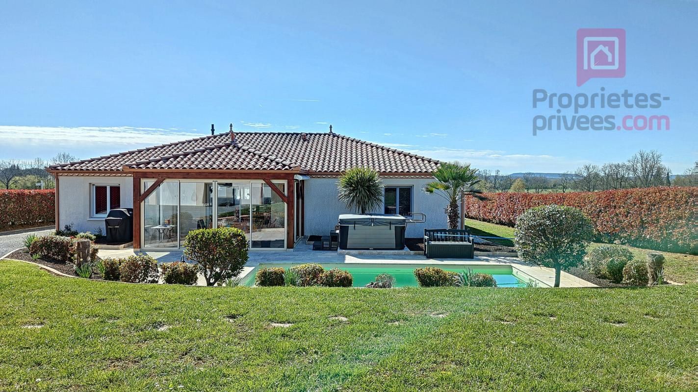 Maison plain-pied avec piscine et jacuzzi sur parc clos et arboré