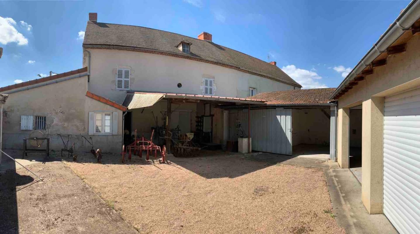 Maison avec cour à rénover