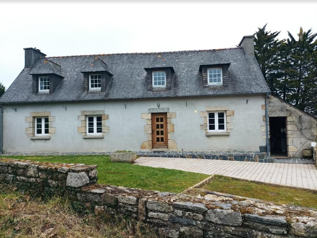 29690 Berrien longère habitable, au calme avec hangar de 150 m², remise, pré de 7500 m²