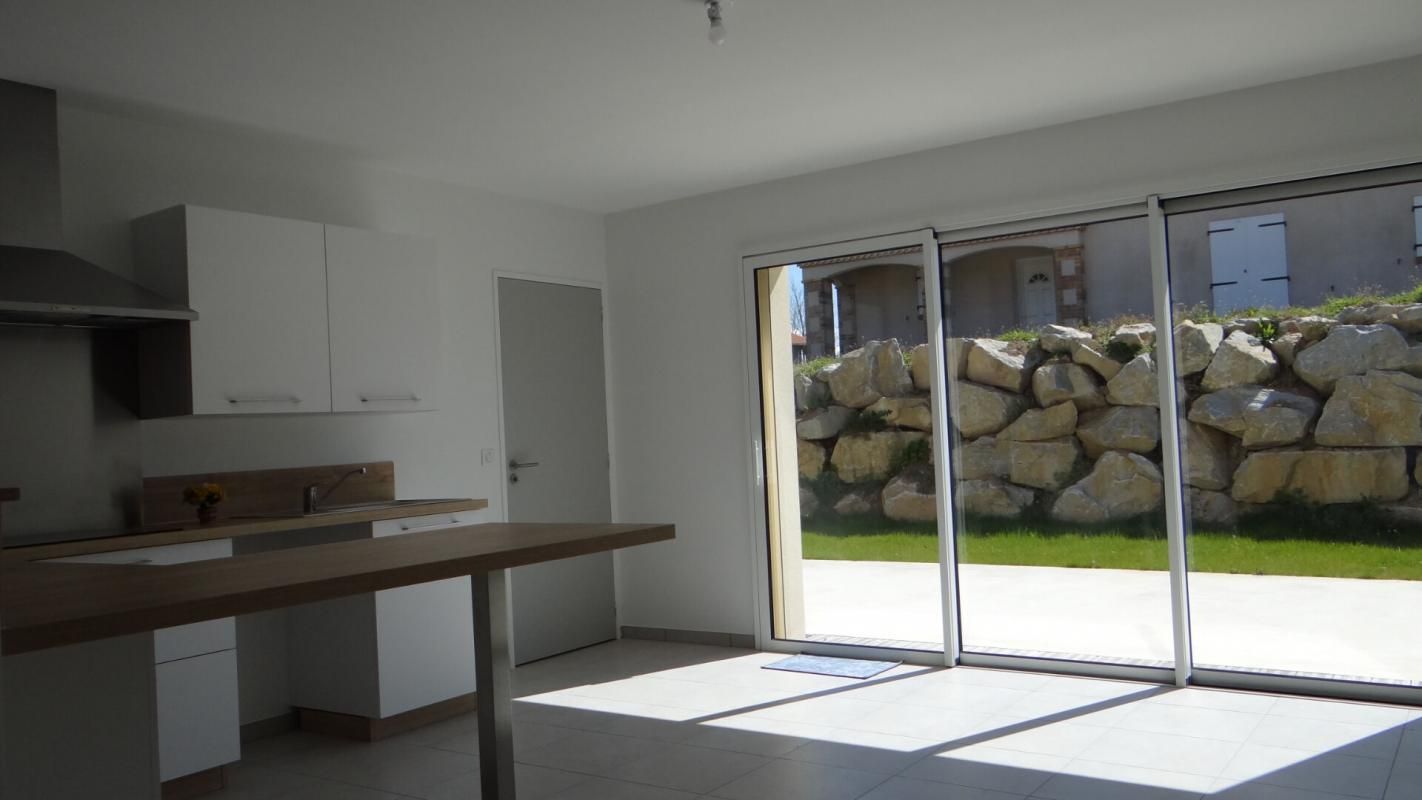 Maison Cugand . Accessible PMR . 4 P . 3 Chs . 94.97 M² . T  536 M² . Garage