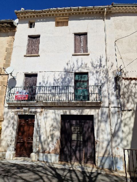 Maison de village avec remise et combles