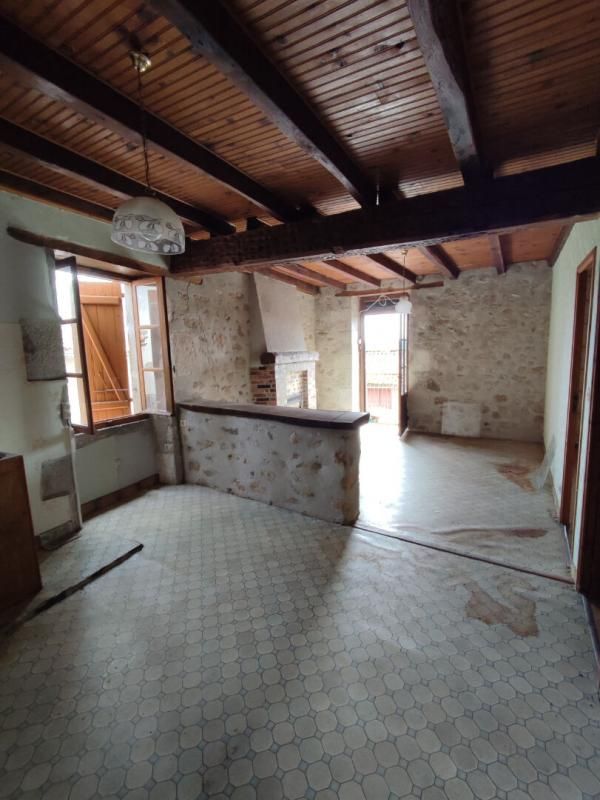 Maison atypique en pierres  3 chambres à rénover
