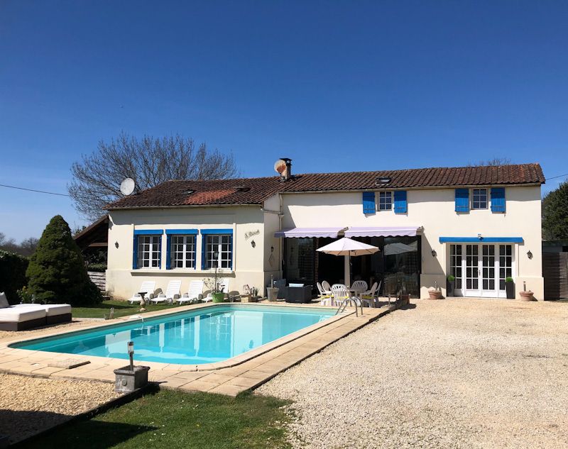 24220 Á vendre une maison Atypique à l'origine d'une ancienne école