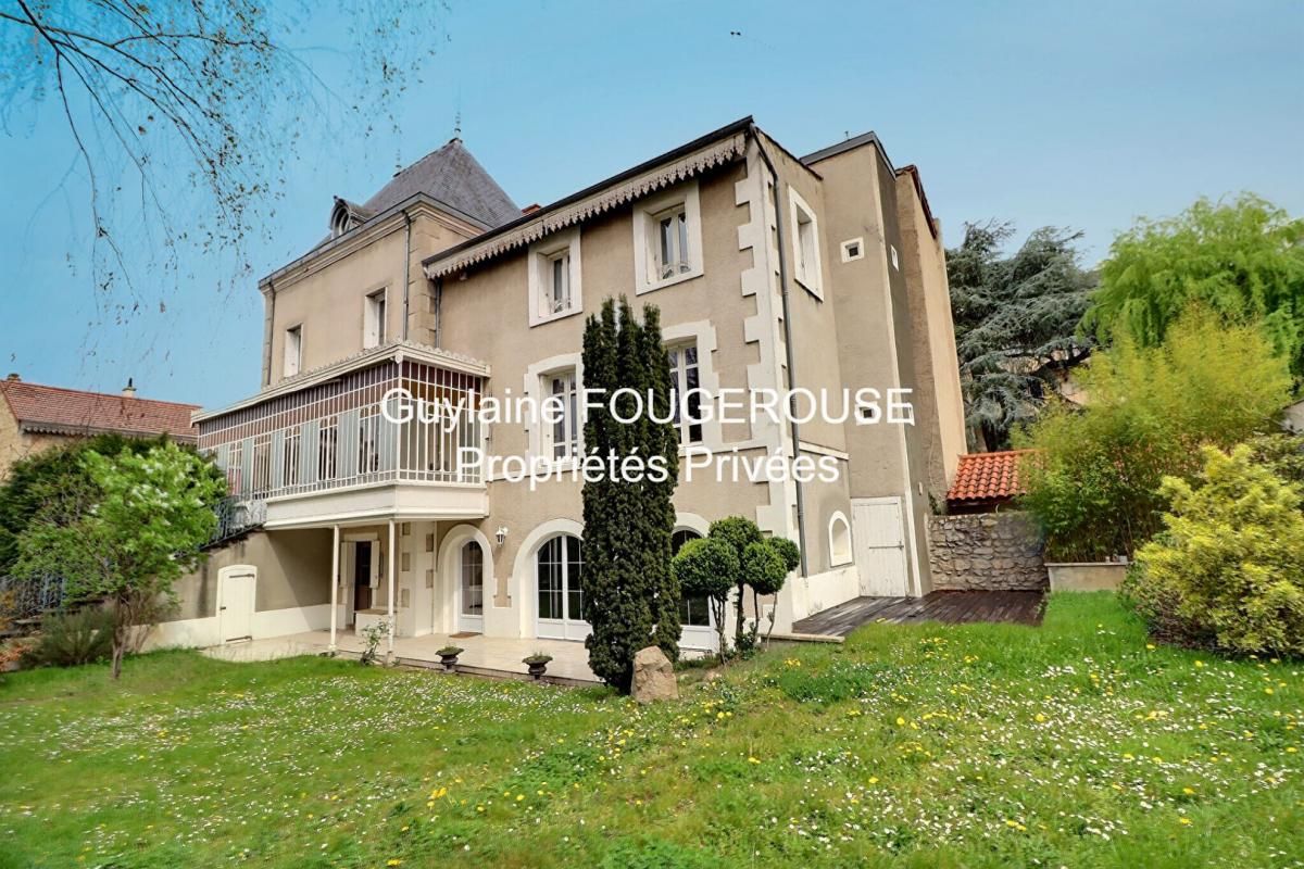 MAISON BOURGEOISE PLEIN CENTRE DE MONTBRISON 210 m2