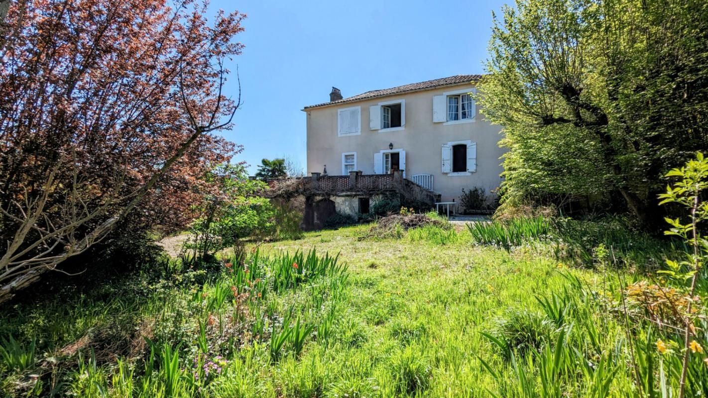 Maison d'une surface habitable de 270 m² sur terrain arboré de 1,4 hectares