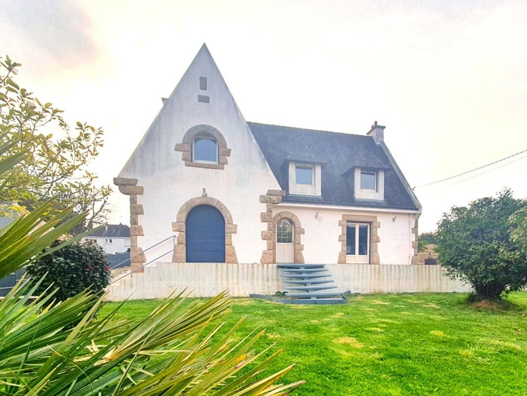Maison  de ville avec piscine et dépendance  415 960