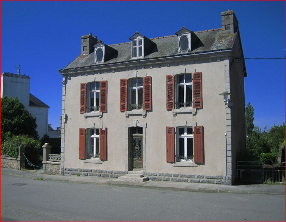 29530 Plonévez du Faou maison de maître à restaurer  beaux volumes  centre bourg