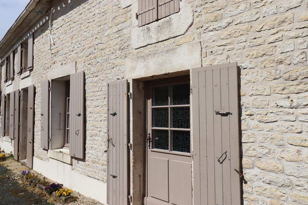 MAISONS EN PIERRES PROCHE MAUZE SUR LE MIGNON