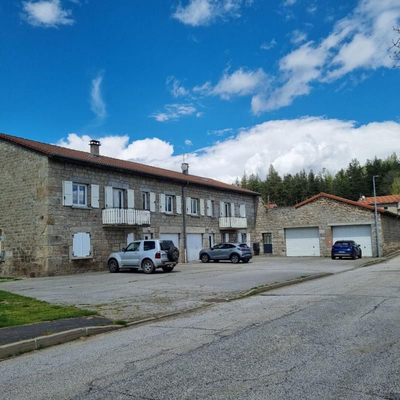 SAINT-VICTOR-MALESCOURS ***SOUS COMPROMIS*** Saint Victor Malescours Immeuble 278m² trois appartements loués un plateau vacant quatre garages et un entrepot sur 2130m² de terrain 2