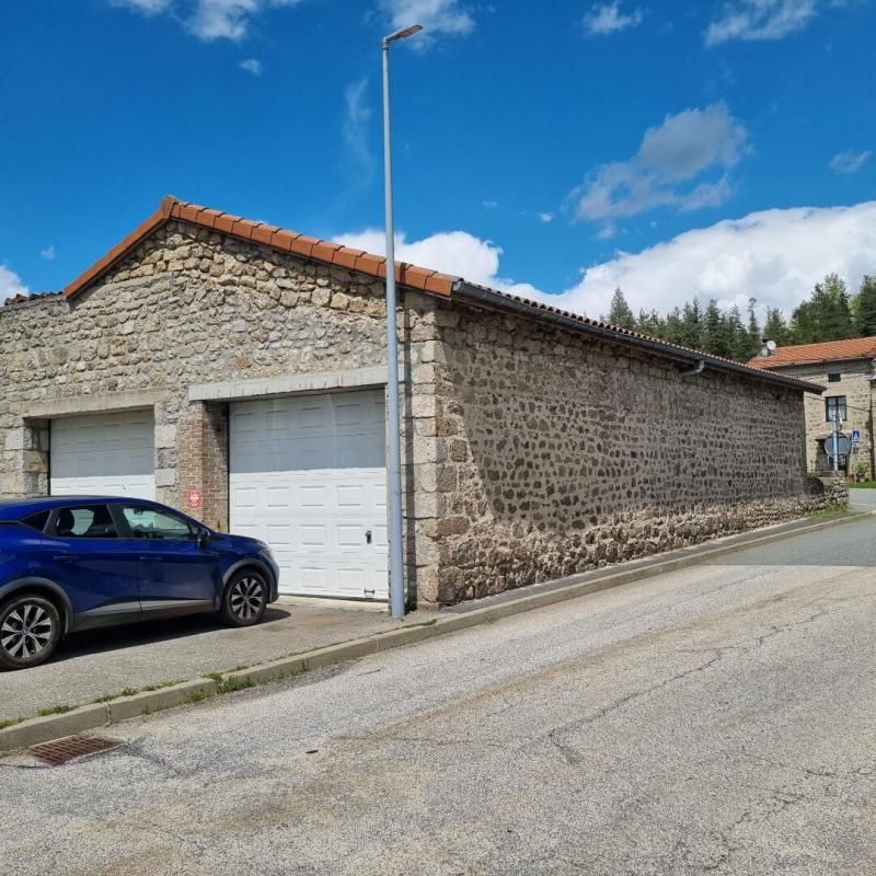SAINT-VICTOR-MALESCOURS ***SOUS COMPROMIS*** Saint Victor Malescours Immeuble 278m² trois appartements loués un plateau vacant quatre garages et un entrepot sur 2130m² de terrain 4