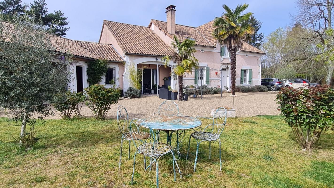 24700 Maison en pierres rénovée 9 pièces 255 m2 .avec gite parcelle 3520 m²